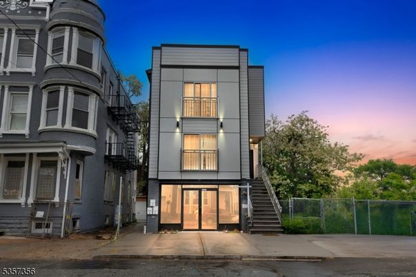 Exterior, Facade, Rowhouse