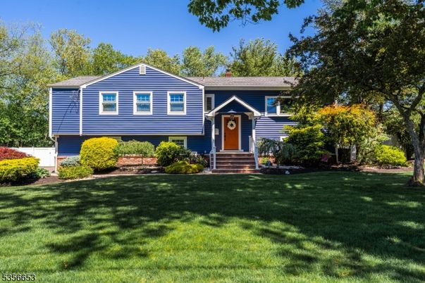 Backyard, Exterior, Facade, Raised Ranch