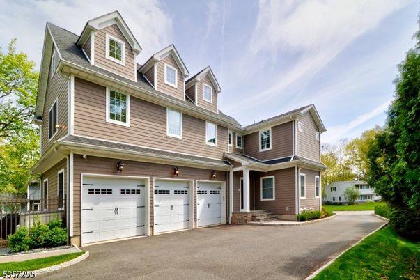 Attached, Exterior, Facade, Queen Anne Victorian