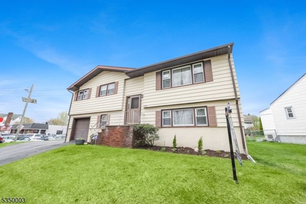 Attached, Exterior, Facade, Split Level