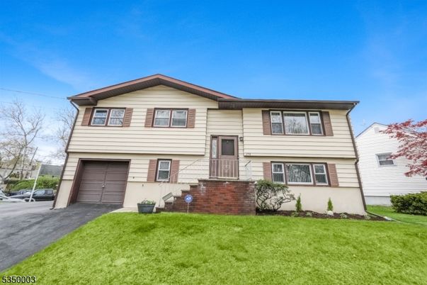 Attached, Exterior, Facade, Split Level