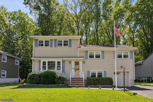 Attached, Exterior, Facade, Split Level