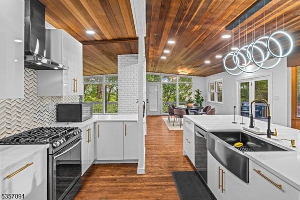 Dining room, Interior, Kitchen, Pendant Lights, Recessed Lighting, Stainless Steel Appliances, Wooden Beams, Wooden Ceilings, Wood Texture Flooring