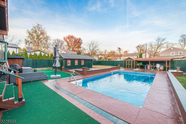 Exterior, Pool