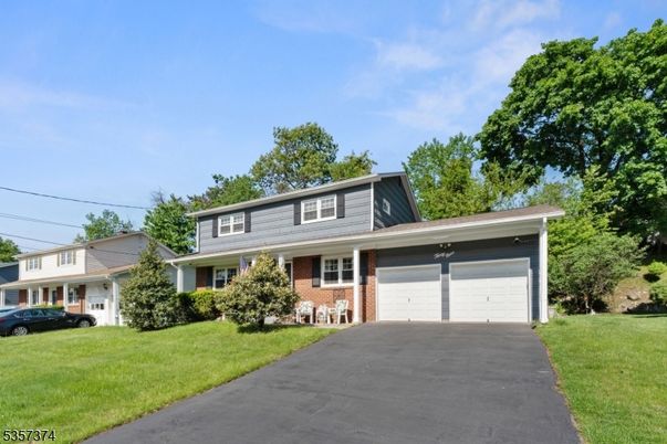 Attached, Exterior, Facade, Brick Facade, Split Level