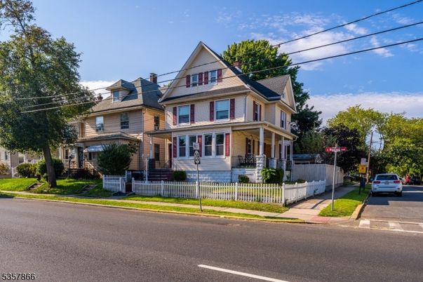 Exterior, Facade, Queen Anne Victorian