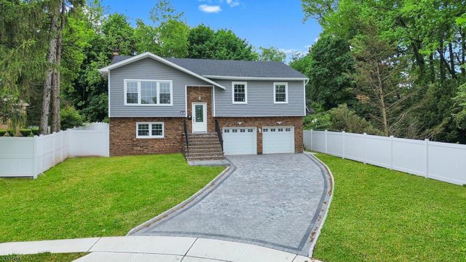 Attached, Exterior, Facade, Brick Facade, Raised Ranch