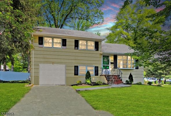 Attached, Exterior, Facade, Split Level