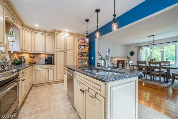 Dining room, Interior, Kitchen, Pendant Lights, Recessed Lighting, Wood Texture Flooring