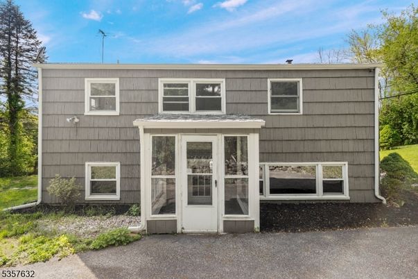 Exterior, Facade, Raised Ranch