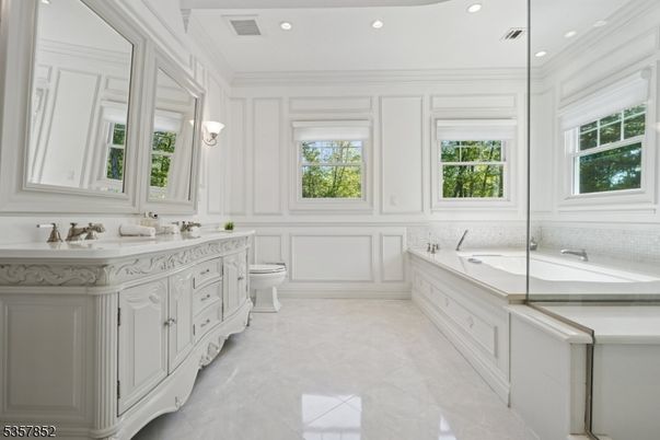 Bathroom, Dual Sink Vanities, Interior, Recessed Lighting