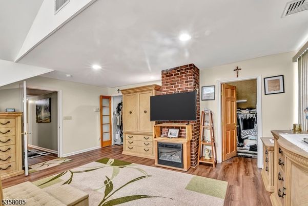 Interior, Recessed Lighting, Wood Texture Flooring