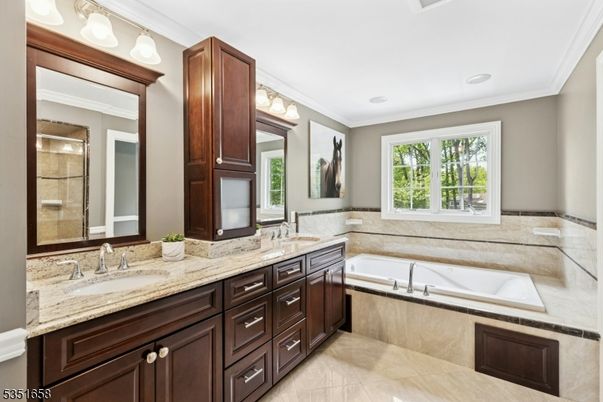 Bathroom, Dual Sink Vanities, Interior, Recessed Lighting