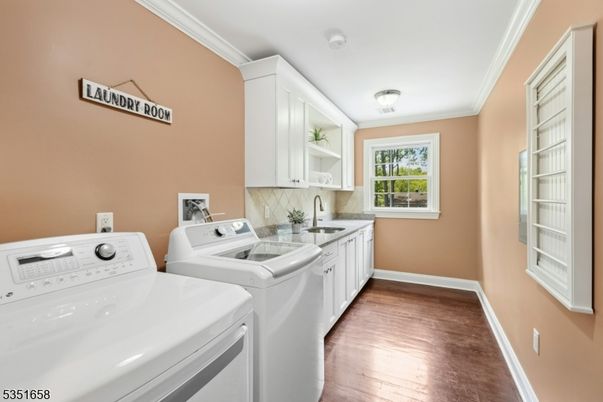 Interior, Washer, Wood Texture Flooring