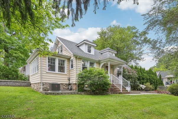 Exterior, Facade, Cape Cod