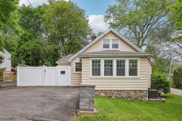 Exterior, Facade, Cape Cod