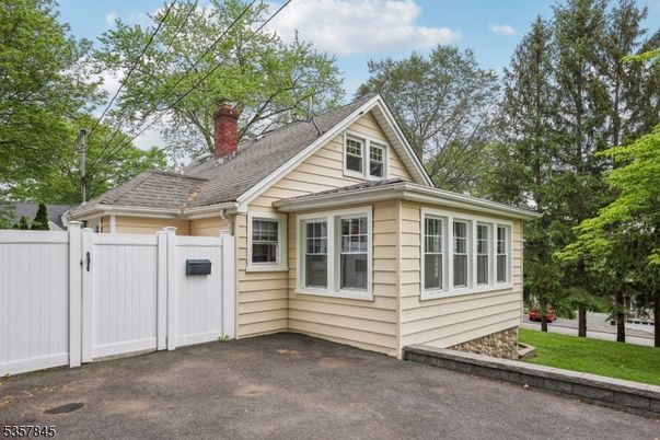 Exterior, Facade, Cape Cod