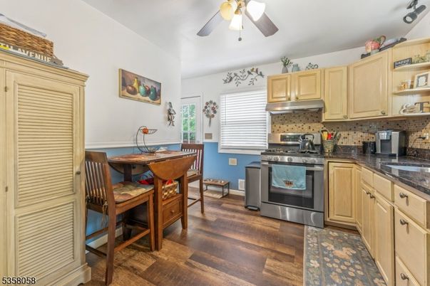 Dining room, Interior, Kitchen, Stainless Steel Appliances, Wood Texture Flooring