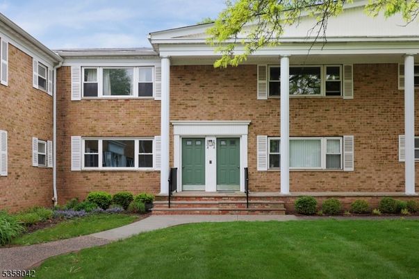 Exterior, Facade, Brick Facade, Rowhouse