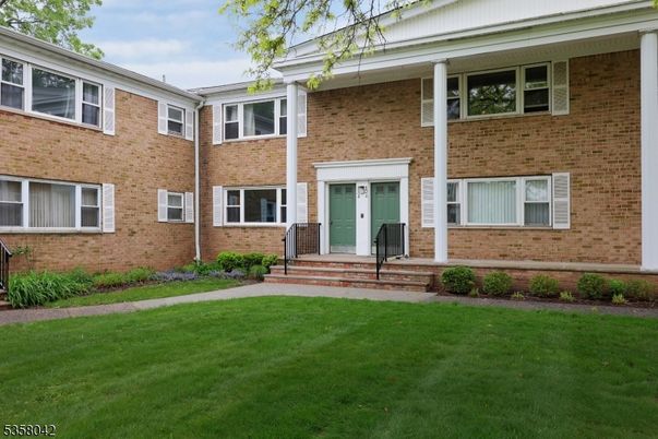 Exterior, Facade, Brick Facade, Rowhouse