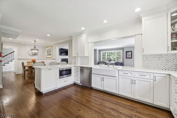 Dining room, Interior, Kitchen, Pendant Lights, Recessed Lighting, Stainless Steel Appliances, Wood Texture Flooring