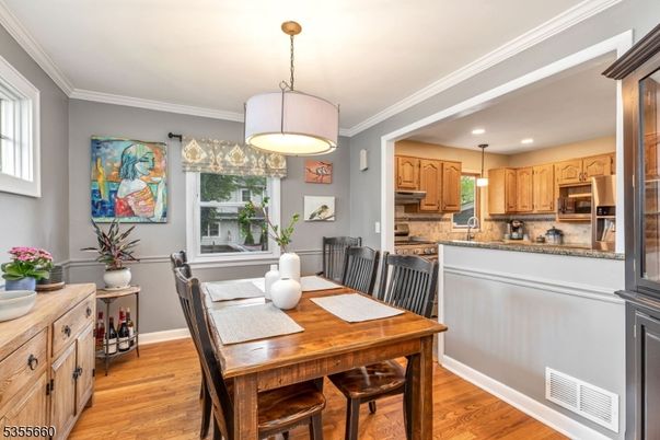 Dining room, Interior, Kitchen, Pendant Lights, Recessed Lighting, Wood Texture Flooring