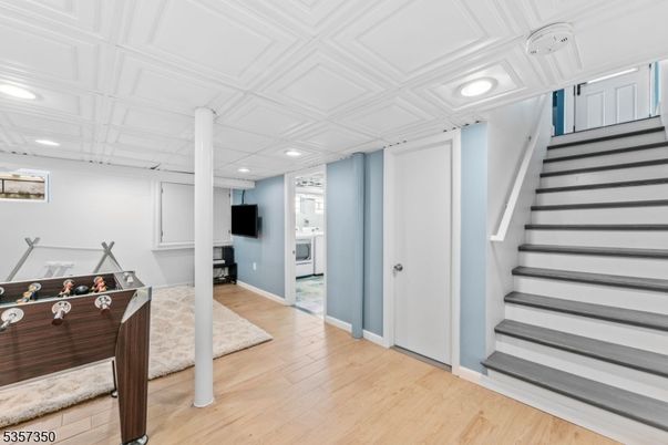 Interior, Recessed Lighting, Wood Texture Flooring
