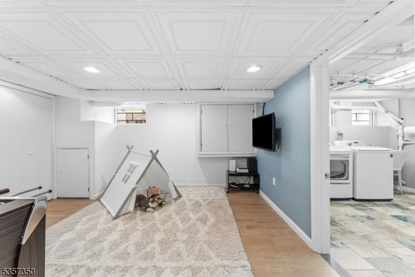 Interior, Recessed Lighting, Washer, Wood Texture Flooring