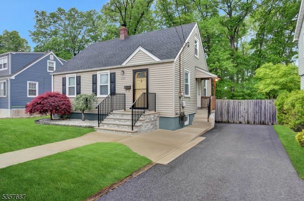 Exterior, Facade, Cape Cod
