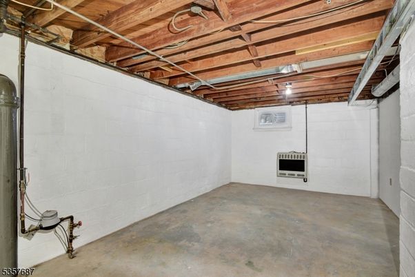 Empty room, Interior, Wooden Beams, Wooden Ceilings