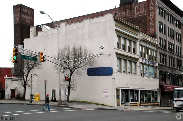 Exterior, Facade, Condo Building