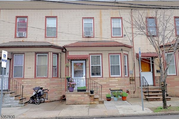Exterior, Facade, Rowhouse