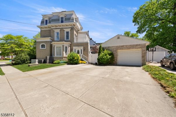 Attached, Exterior, Facade, Brick Facade, Queen Anne Victorian