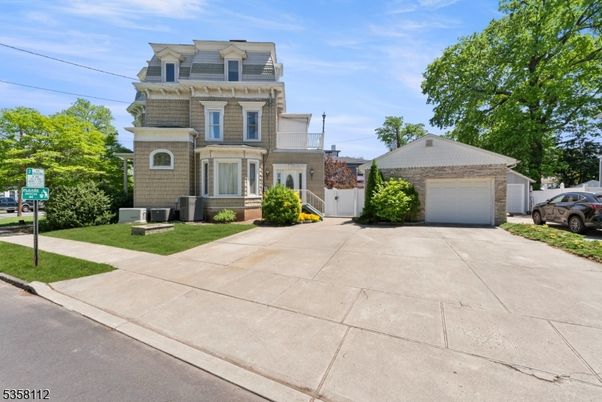 Attached, Exterior, Facade, Rowhouse