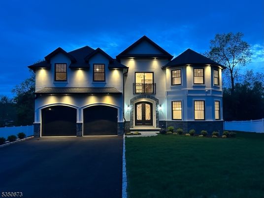 Attached, Exterior, Facade, Queen Anne Victorian