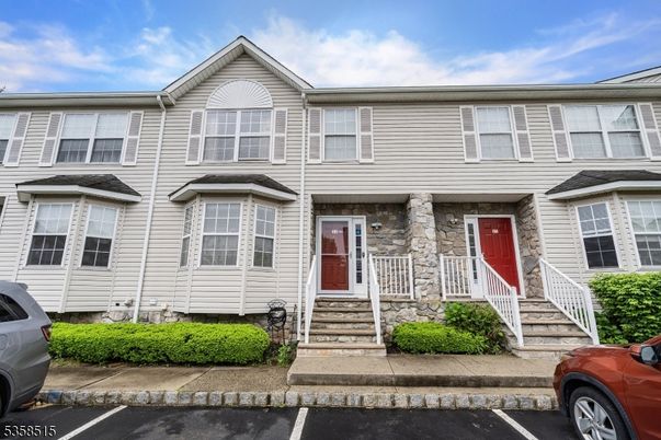 Exterior, Facade, Rowhouse