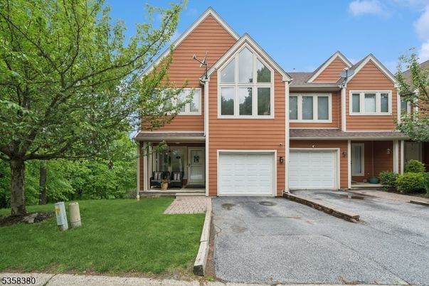 Attached, Exterior, Facade, Rowhouse