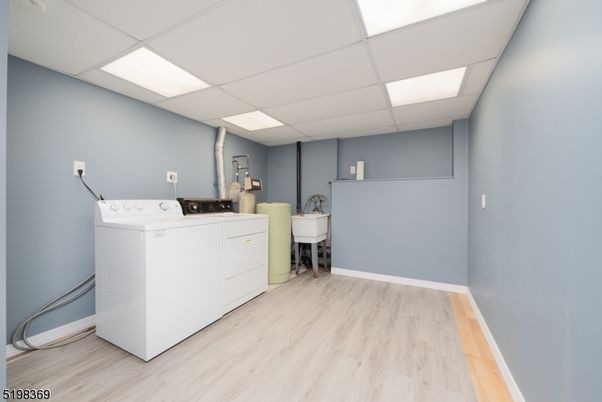 Interior, Recessed Lighting, Washer, Wood Texture Flooring