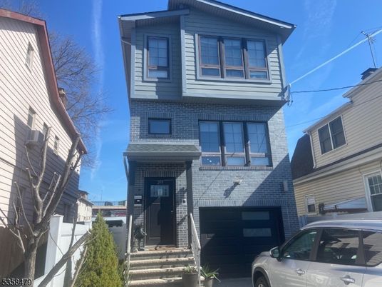 Attached, Exterior, Facade, Rowhouse
