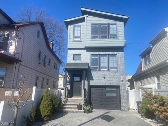 Attached, Exterior, Facade, Rowhouse
