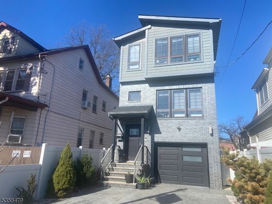 Attached, Exterior, Facade, American Foursquare