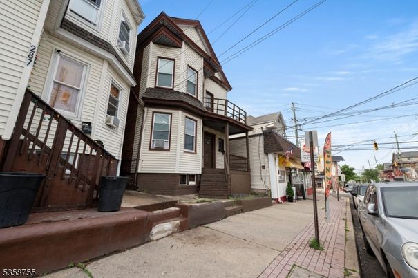 Exterior, Facade, Queen Anne Victorian