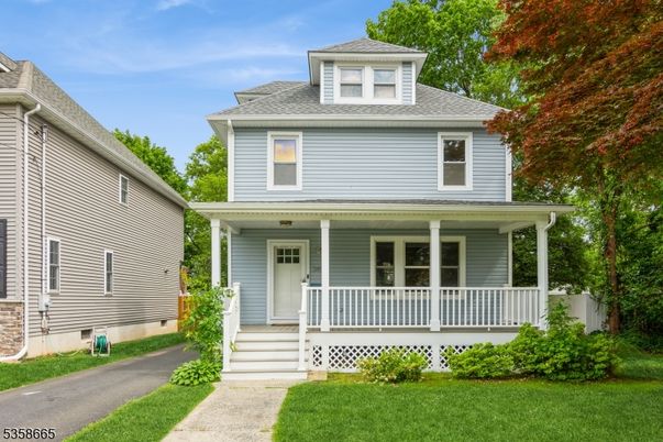 Exterior, Facade, American Foursquare