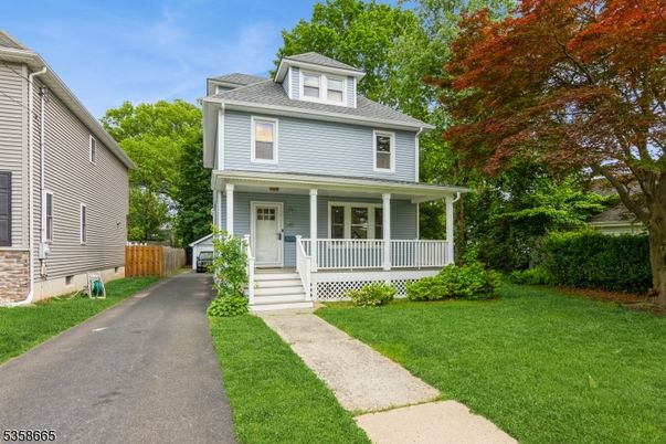 Exterior, Facade, American Foursquare