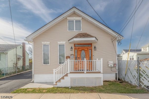 Exterior, Facade, Queen Anne Victorian
