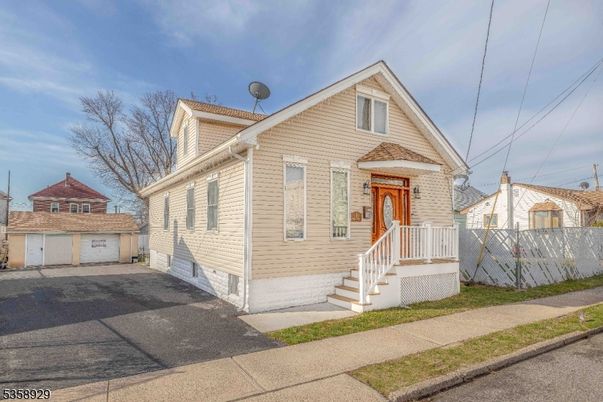 Exterior, Facade, Queen Anne Victorian