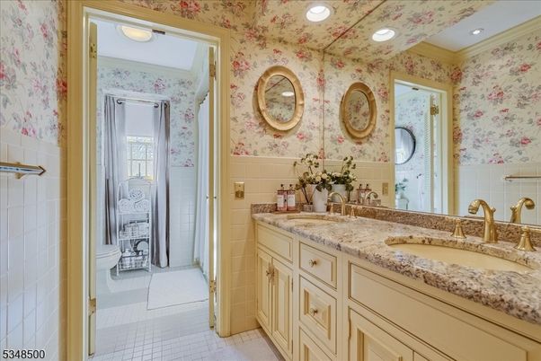 Bathroom, Dual Sink Vanities, Interior, Recessed Lighting