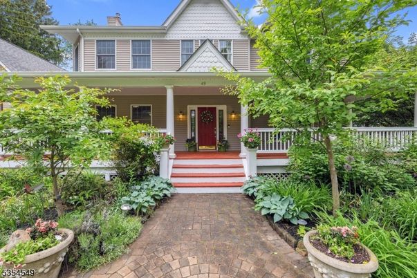 Exterior, Facade, Queen Anne Victorian