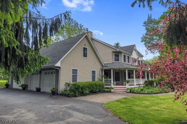 Attached, Exterior, Facade, Queen Anne Victorian