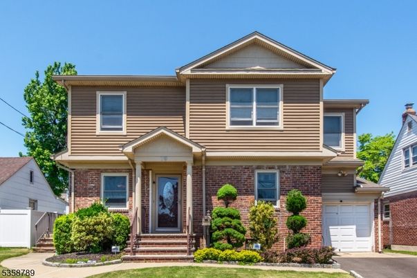 Attached, Exterior, Facade, Brick Facade, Queen Anne Victorian